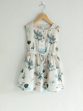Load image into Gallery viewer, NEW - Beautiful Leaf Print Carrement Beau Dress - 4 Years

