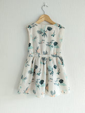 Load image into Gallery viewer, NEW - Beautiful Leaf Print Carrement Beau Dress - 4 Years
